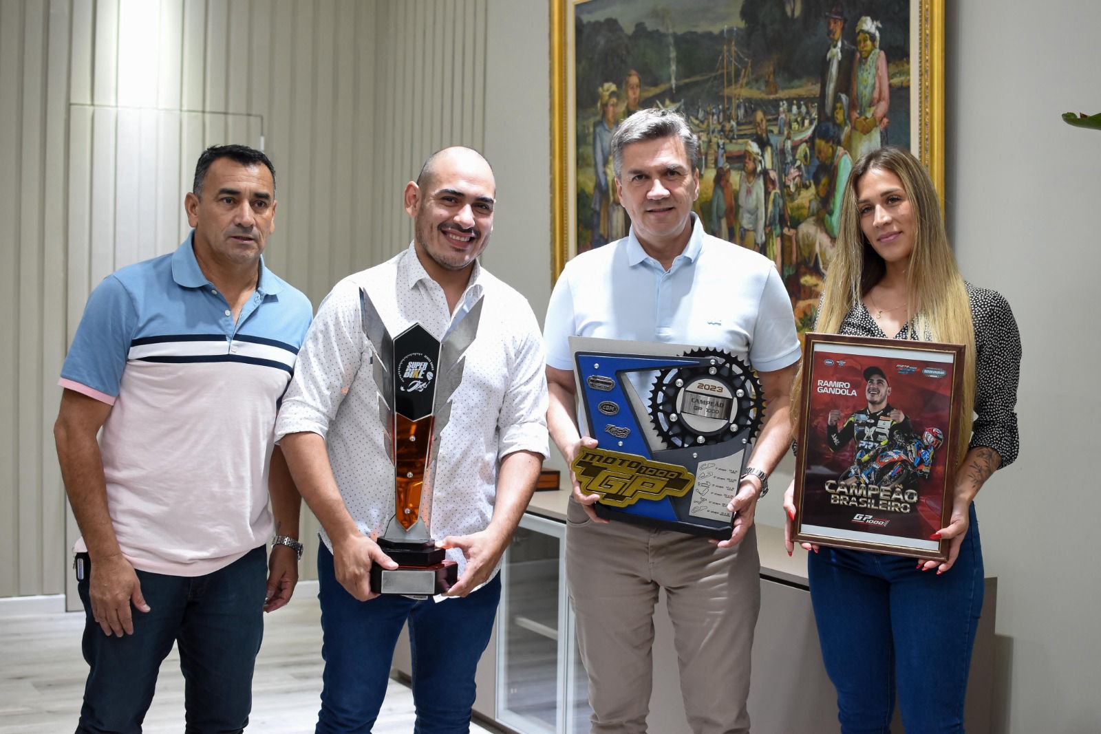 EL GOBERNADOR ZDERO RECIBIÓ AL CAMPEÓN DE MOTOCICLISMO RAMIRO GANDOLA.