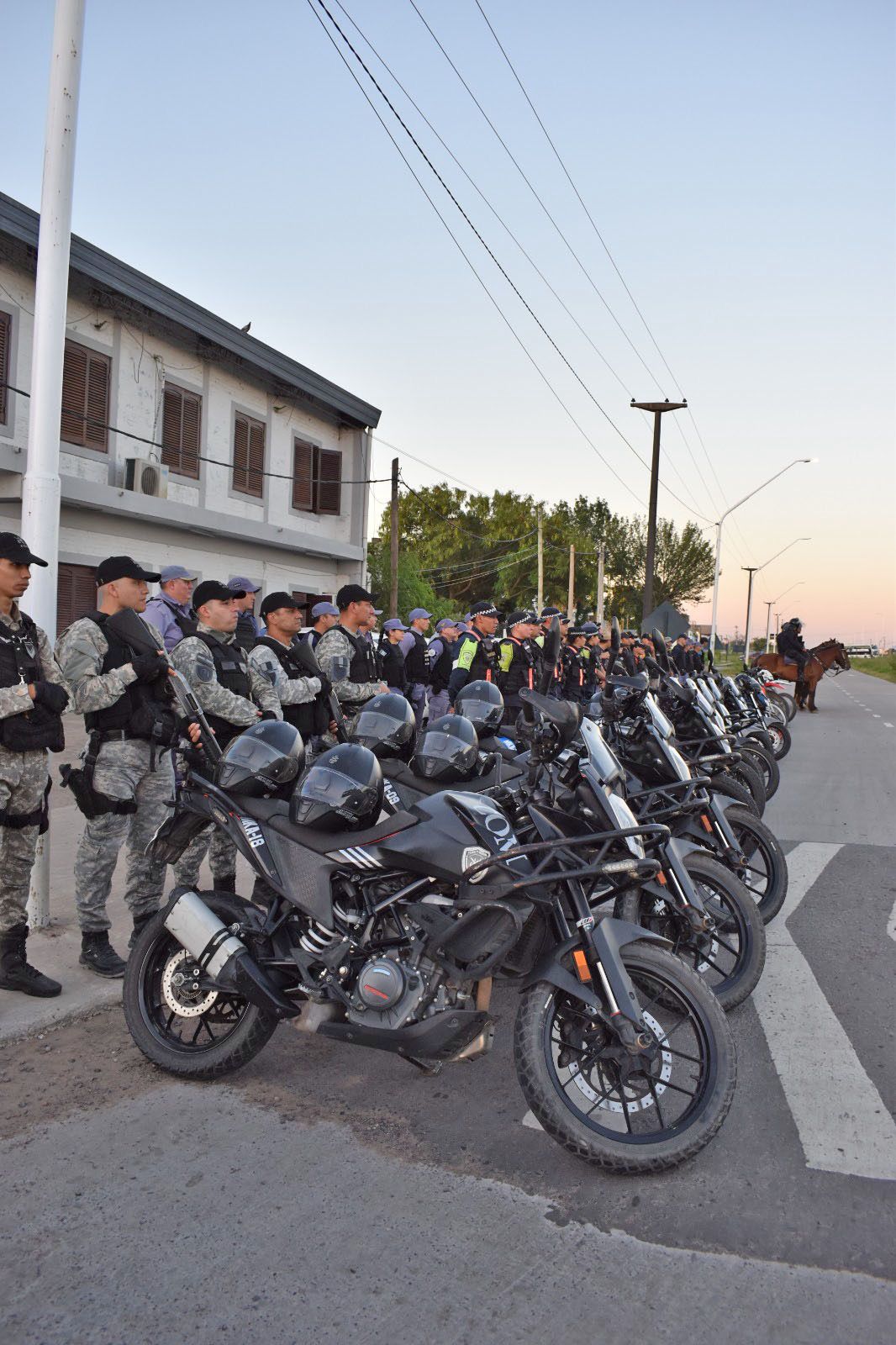 CON UN DESPLIEGUE DE MÁS DE 100 EFECTIVOS POLICIALES, SE REALIZÓ UN OPERATIVO DE PREVENCIÓN EN LA ZONA SUR DE RESISTENCIA.