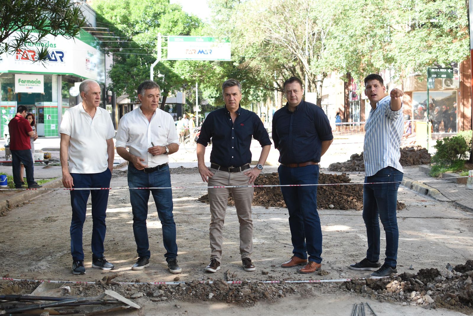 EL GOBERNADOR ZDERO ACOMPAÑÓ AL INTENDENTE NIKISCH EN LA RECORRIDA POR LAS OBRAS DE BACHEO EN EL MICROCENTRO DE RESISTENCIA.  