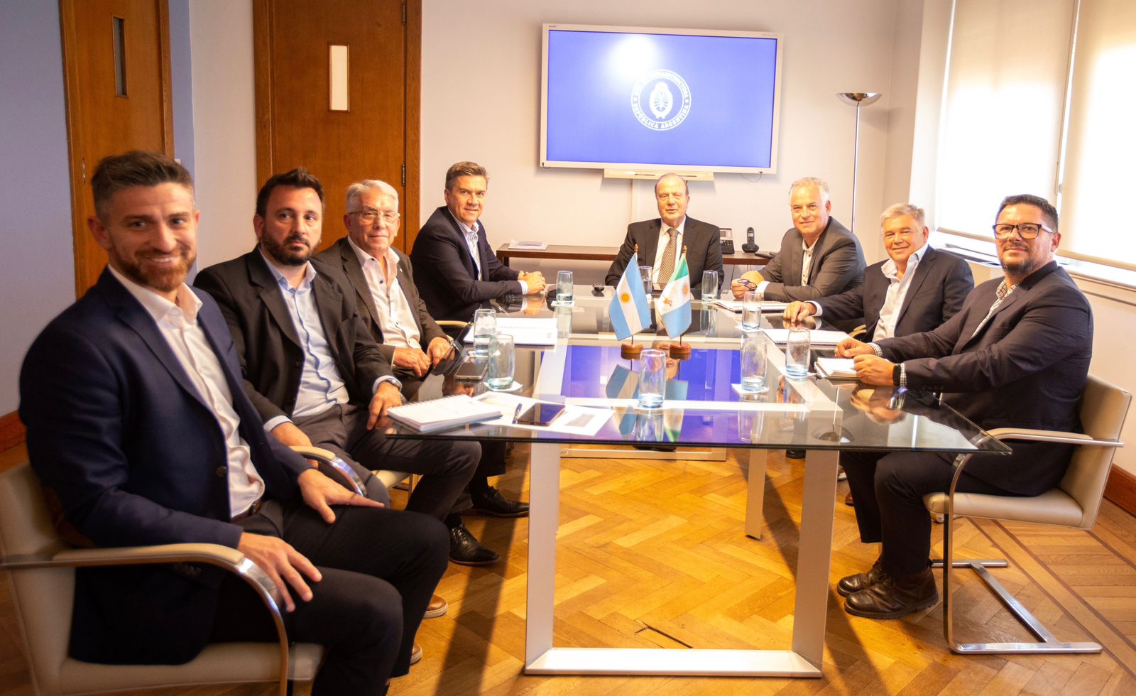 EL GOBERNADOR ZDERO ESTUVO REUNIDO CON GUILLERMO FERRARO, MINISTRO DE INFRAESTRUCTURA DE LA NACIÓN. 