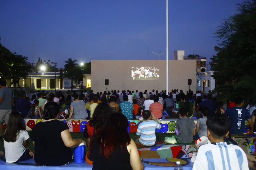NOCHE DE CINE Y EMOCIÓN EN JUAN JOSÉ CASTELLI: CELEBRACIÓN DE LA VICTORIA ARGENTINA EN EL MUNDIAL QATAR 2022. 🎬🎞🇦🇷
