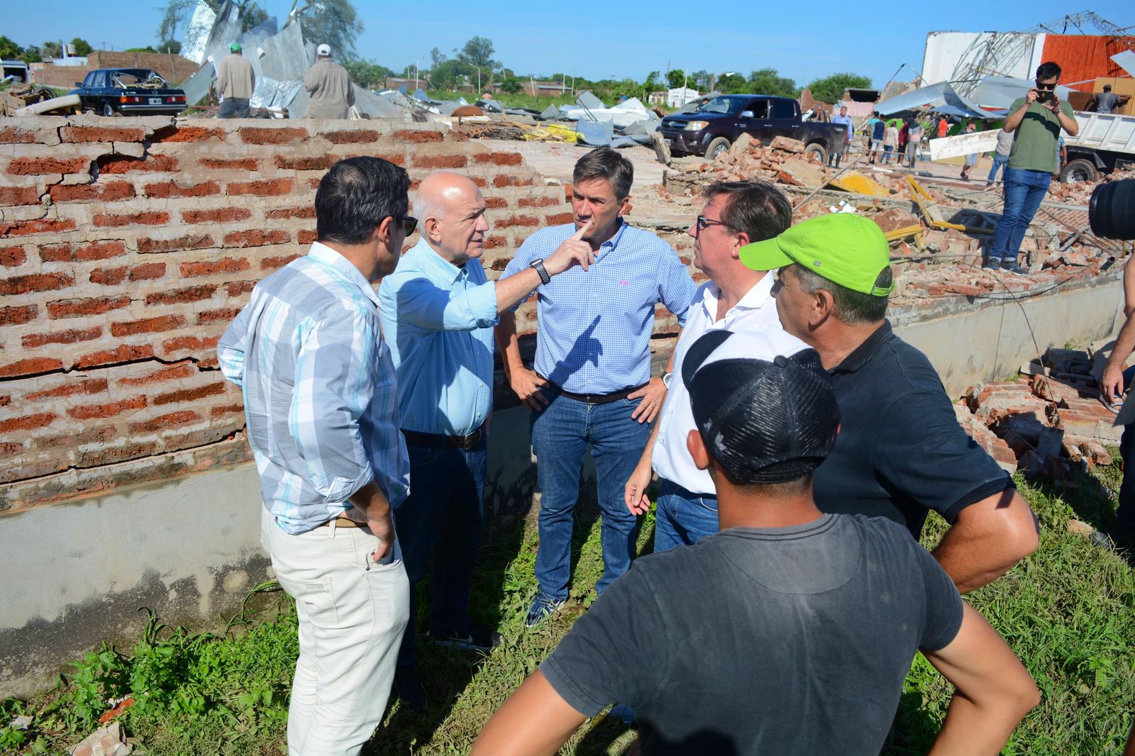 EL GOBERNADOR ZDERO SE ENCUENTRA EN LAS BREÑAS, TRAS EL FUERTE TORNADO Y CON LAS ÁREAS DE GOBIERNO AYUDANDO EN LA LOCALIDAD.