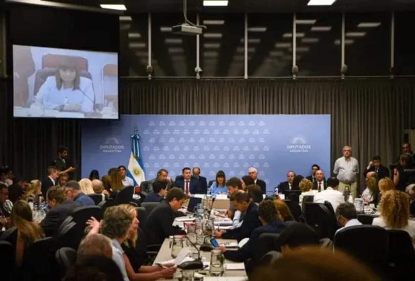 MESA POLÍTICA: LOS FUNCIONARIOS DE MILEI NEGOCIAN MODIFICACIONES DE LA LEY ÓMNIBUS CON DIPUTADOS OPOSITORES.