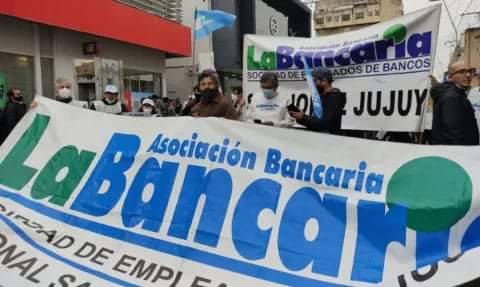BANCARIOS ACORDARON UN AUMENTO Y EL SUELDO INICIAL ESTÁ A UN PASO DEL MILLÓN DE PESOS.