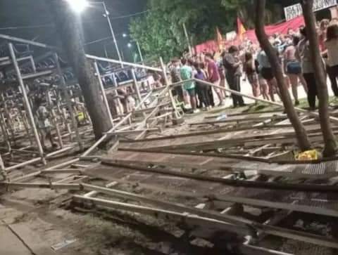 LAS PALMAS: SE DERRUMBÓ UNA TRIBUNA EN UN ENSAYO DE COMPARSA Y HUBO HERIDOS DE GRAVEDAD.