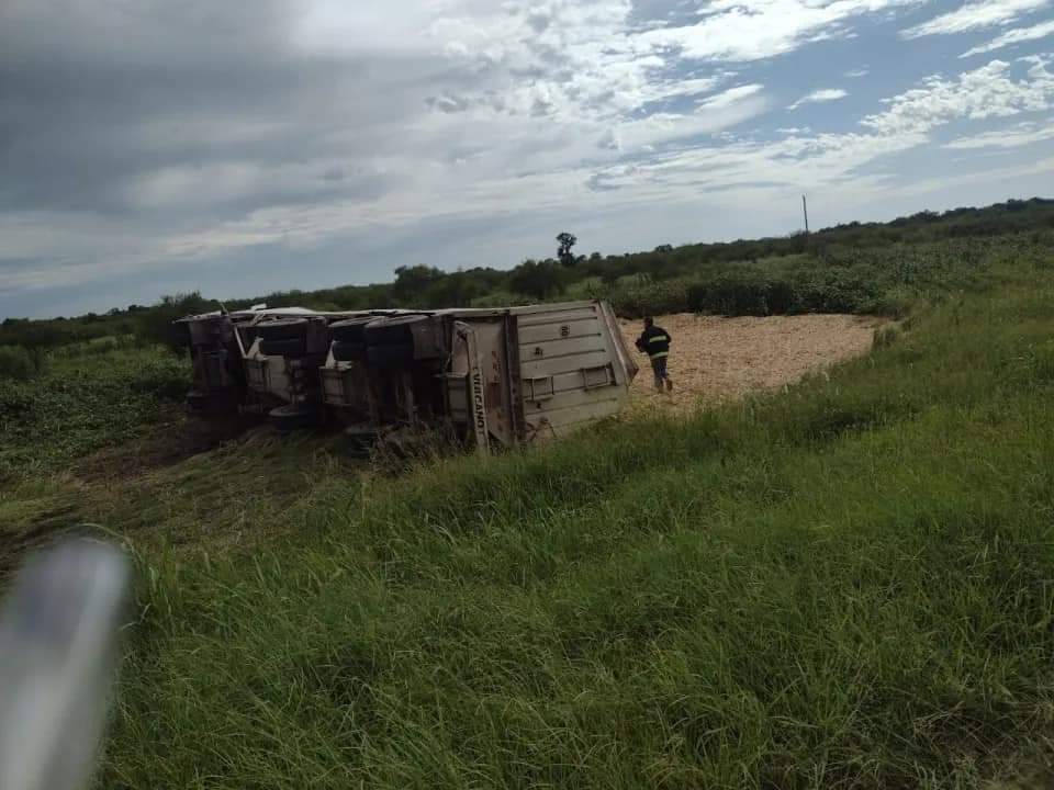 DOS PERSONAS LESIONADAS TRAS UN VIOLENTO CHOQUE ENTRE UN CAMIÓN Y UNA CAMIONETA EN LA RUTA 16.