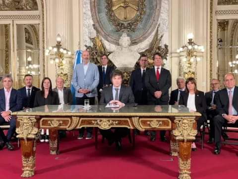 RECHAZARON DOS AMPAROS QUE PRETENDÍAN DECLARAR INCONSTITUCIONAL EL DNU DE JAVIER .