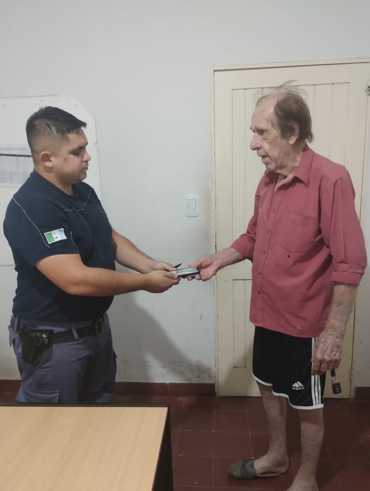 PERSONAL POLICIAL RECUPERA TELÉFONO CELULAR SUSTRAÍDO A UN VECINO EN LA LOCALIDAD DE TRES ISLETAS. 
