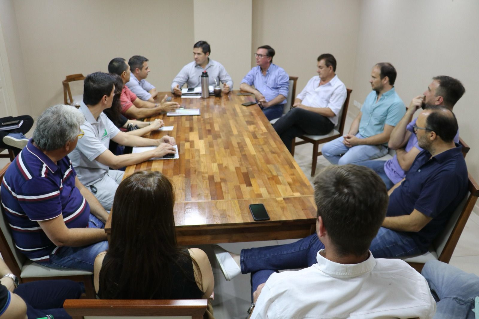 SÁENZ PEÑA: EL MINISTRO HALAVACS SE REUNIÓ CON PRODUCTORES APÍCOLAS Y CON REFERENTES DE LA CÁMARA DE COMERCIO.