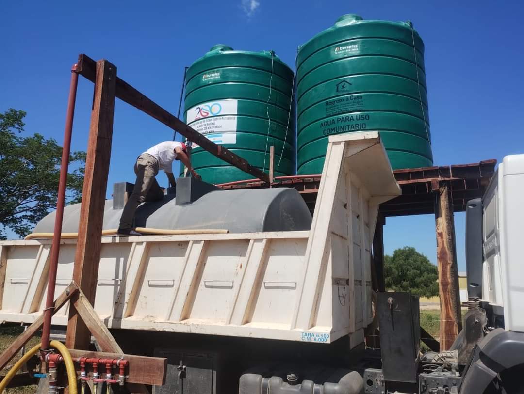 MIRAFLORES: EL MUNICIPIO LOCAL REPARTIENDO AGUA PARA LA COMUNIDAD DEL PJE. LAS HACHERAS.