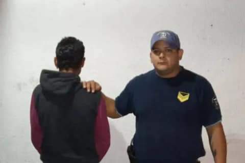 EL JEFE DE LA POLICÍA DEL CHACO DETUVO A UN HOMBRE QUE TRATABA DE ROBAR CABLES EN VILLA BARBERÁN.