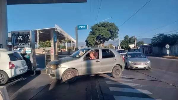 LARGAS FILAS PARA CARGAR COMBUSTIBLES EN RESISTENCIA, A HORAS DEL ANUNCIADO AUMENTO DE ALREDEDOR DEL 25%.