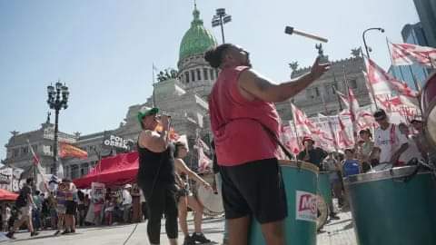 DEBATE DE LA LEY ÓMNIBUS: TENSIÓN E INCIDENTES ENTRE MANIFESTANTES DE IZQUIERDA Y LAS FUERZAS POLICIALES A LAS AFUERAS DEL CONGRESO. 