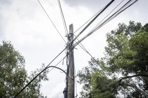 TRAGEDIA EN VILLA RIO BERMEJITO: UN HOMBRE DE 45 AÑOS FALLECIÓ ELECTROCUTADO TRAS MANIPULAR CABLES.