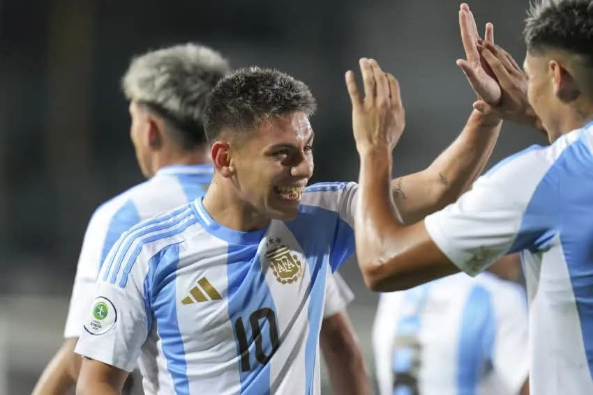 CON DOS GOLES DEL CHAQUEÑO ECHEVERRI, ARGENTINA VENCIÓ A BRASIL 6-0 POR EL SUDAMERICANO SUB20.