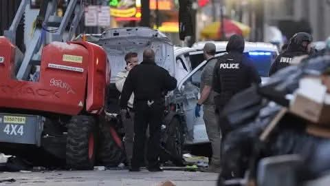 UN HOMBRE ATROPELLÓ A UNA MULTITUD Y MATÓ A 10 PERSONAS EN LOS FESTEJOS DE AÑO NUEVO EN EE.UU.