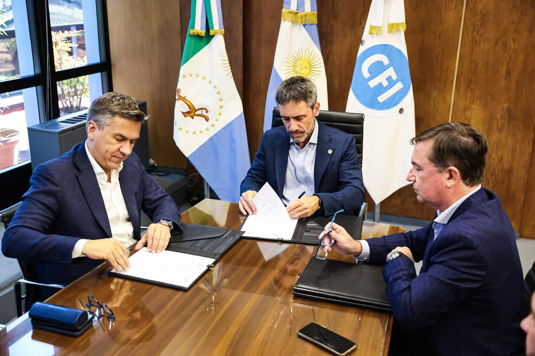 BS. AS: EL GOBERNADOR ZDERO FIRMÓ IMPORTANTES CONVENIOS CON EL CFI QUE IMPULSARÁN EL DESARROLLO FINANCIERO DE MUJERES Y EL ACCESO AL AGUA PARA LAS COMUNIDADES RURALES.