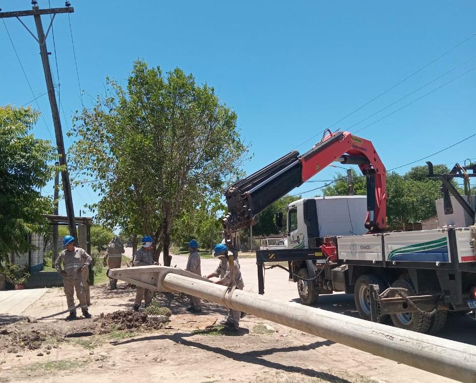 COLONIA ELISA: TRABAJOS DE SECHEEP PARA MEJORAR EL SUMINISTRO ELÉCTRICO EN LA ZONA RURAL.