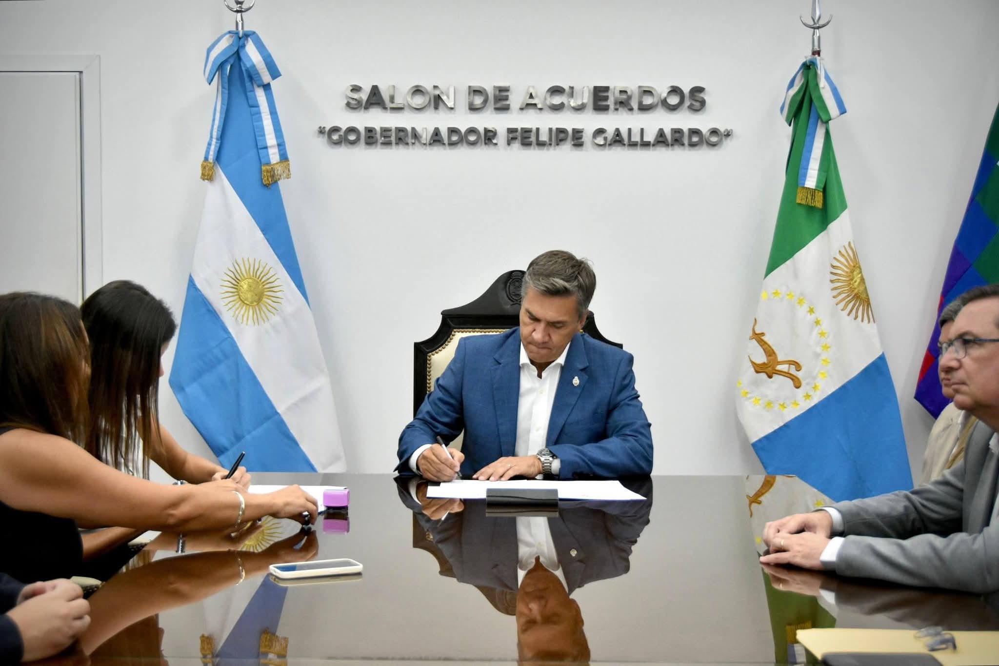 EL GOBIERNO PROVINCIAL Y LA UNIVERSIDAD DE LA CUENCA DEL PLATA FIRMARON UN CONVENIO DE COOPERACIÓN.
