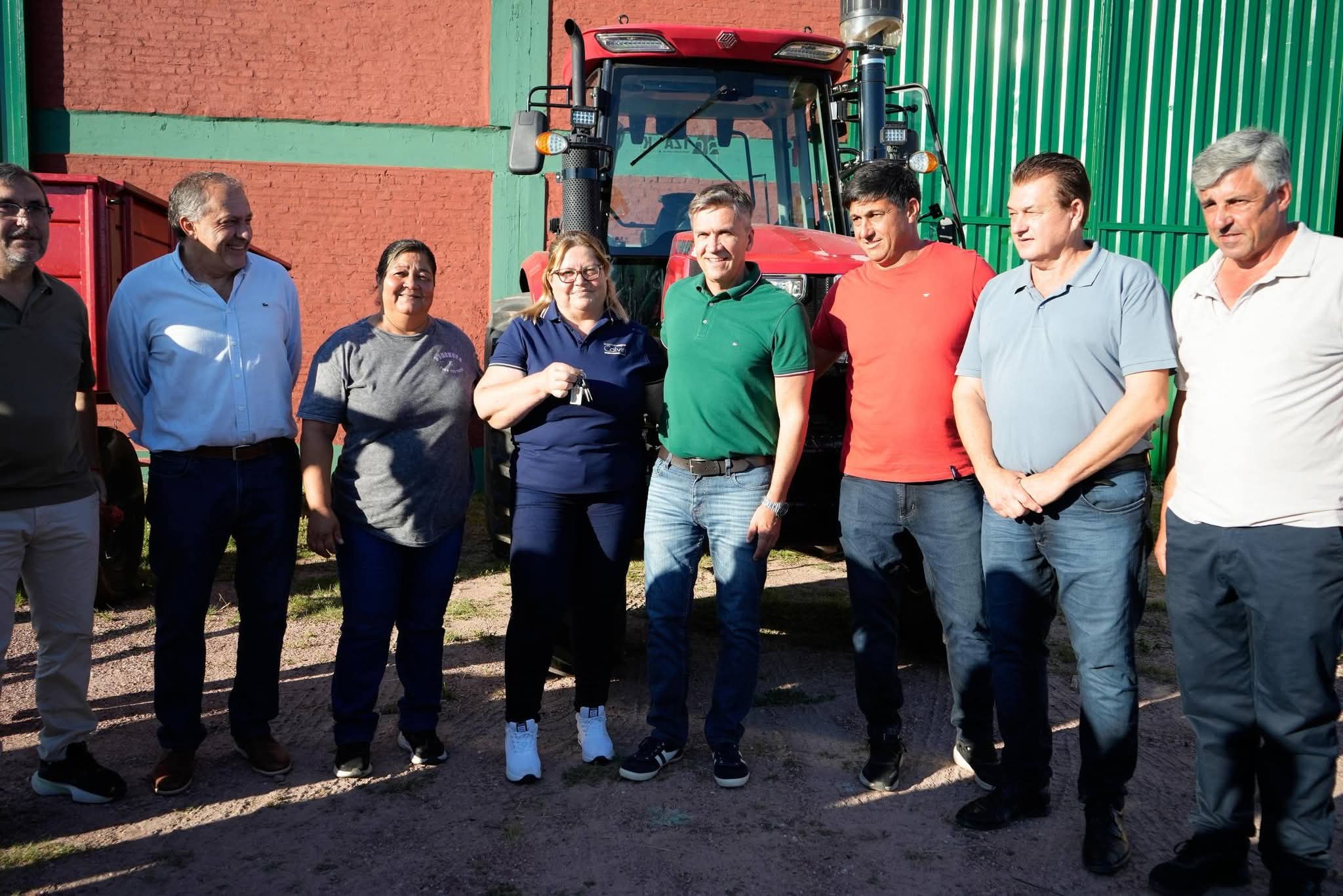 EL GOBERNADOR ZDERO ENTREG&Oacute; MAQUINARIAS A PRODUCTORES TABACALEROS EN COLONIA BEN&Iacute;TEZ.