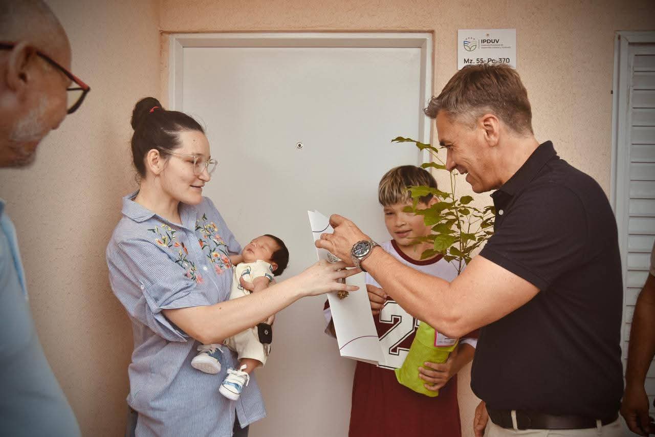 EL GOBERNADOR ZDERO ENTREG&Oacute; VIVIENDAS EN CONCEPCI&Oacute;N DEL BERMEJO: &ldquo;OBRAS TERMINADAS Y FAMILIAS CON CASA PROPIA&rdquo;.