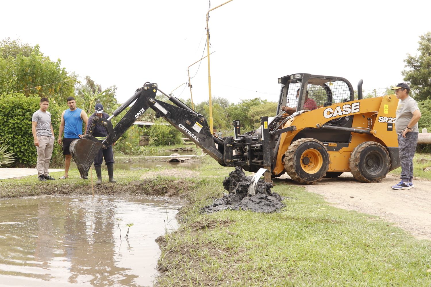 BARRANQUERAS: EL GOBIERNO PROVINCIAL REFUERZA TAREAS  DE LIMPIEZA Y SANEAMIENTO EN VILLA FORESTACI&Oacute;N.