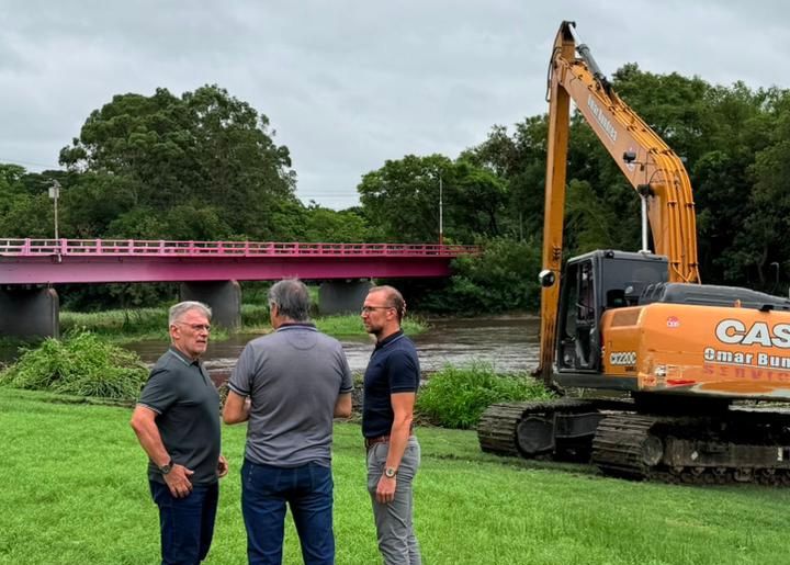 LA APA REALIZA LIMPIEZA DE VEGETACI&Oacute;N Y RESIDUOS EN EL R&Iacute;O NEGRO, FRENTE AL DOMO DEL CENTENARIO.