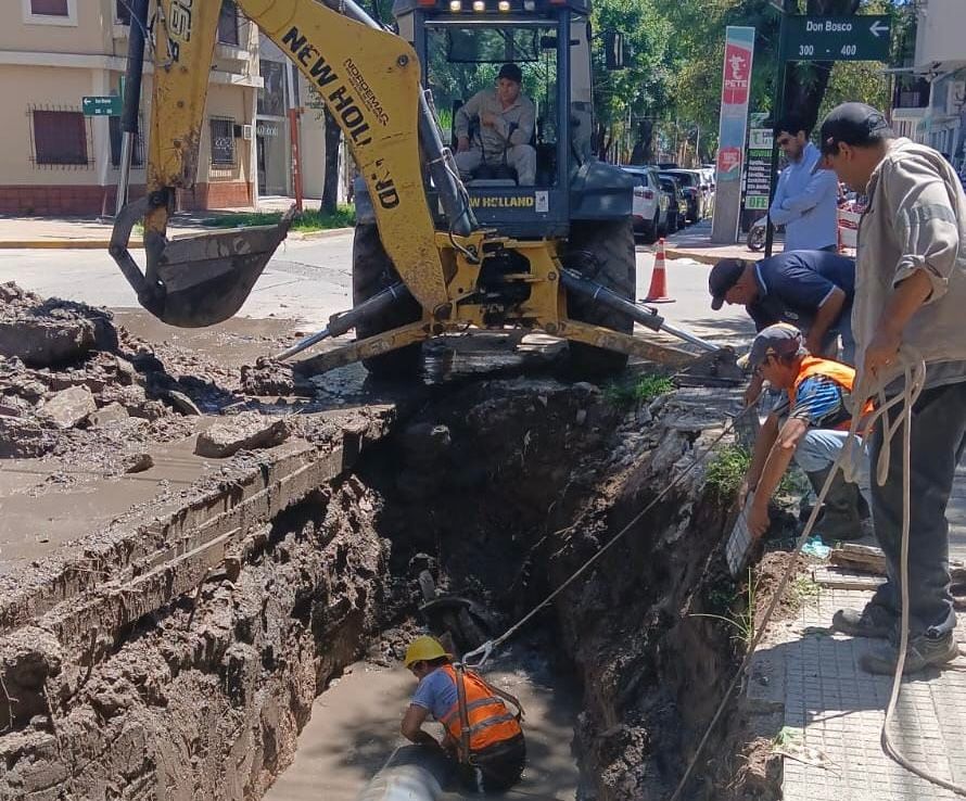 TRAS EL PEDIDO DEL GOBERNADOR ZDERO,  SAMEEP AVANZA EN LA REPARACI&Oacute;N DEL SOCAV&Oacute;N EN DON BOSCO Y L&Oacute;PEZ Y PLANES.