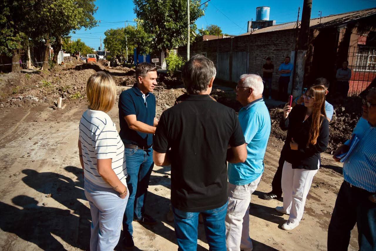AVANZAN LAS OBRAS DE PAVIMENTACI&Oacute;N EN VILLA ELISA Y LA LIMPIEZA DEL R&Iacute;O NEGRO.