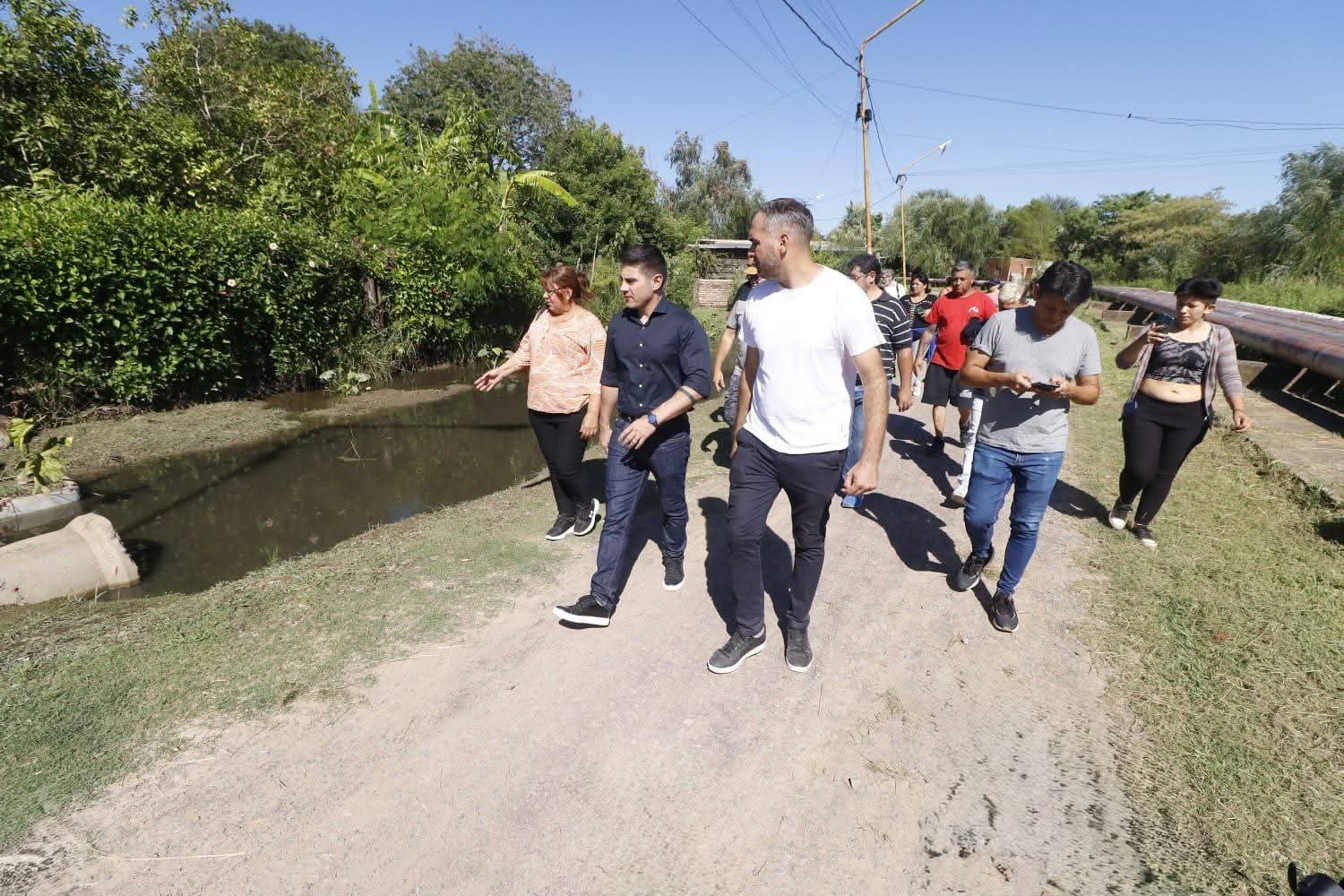 EN BARRANQUERAS: EL GOBIERNO PROVINCIAL CONTIN&Uacute;A CON LOS TRABAJOS DE LIMPIEZA Y SANEAMIENTO.