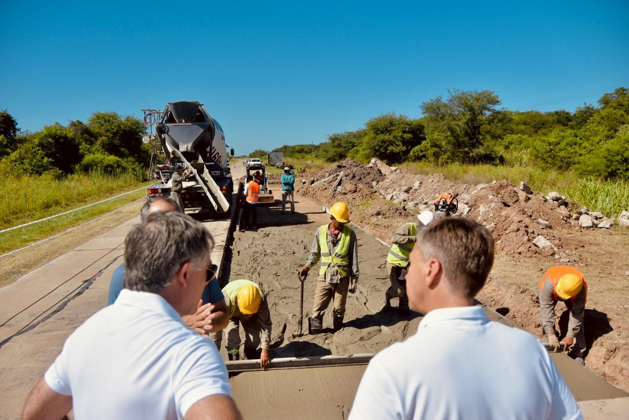 EL GOBERNADOR ZDERO SUPERVIS&Oacute; LAS OBRAS DE BACHEOS Y MANTENIMIENTO EN LA RUTA PROVINCIAL N&deg; 1.