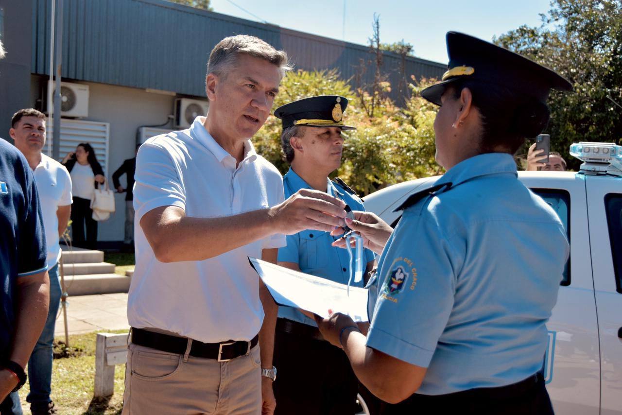 VEDIA: EL GOBERNADOR ZDERO ENTREG&Oacute; M&Oacute;VILES POLICIALES, EQUIPAMIENTO DE SEGURIDAD Y T&Iacute;TULOS DE TIERRAS.