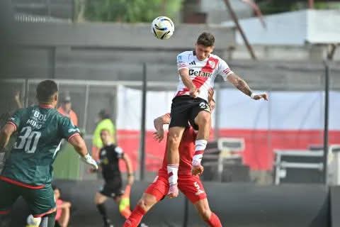 RIVER VENCI&Oacute; 1 A 0 A BARRACA CENTRAL EN SU DEBUT.