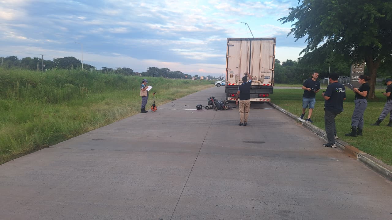 RESISTENCIA: JOVEN EN GRAVE ESTADO AL CHOCAR SU MOTO CON UN ACOPLADO. 