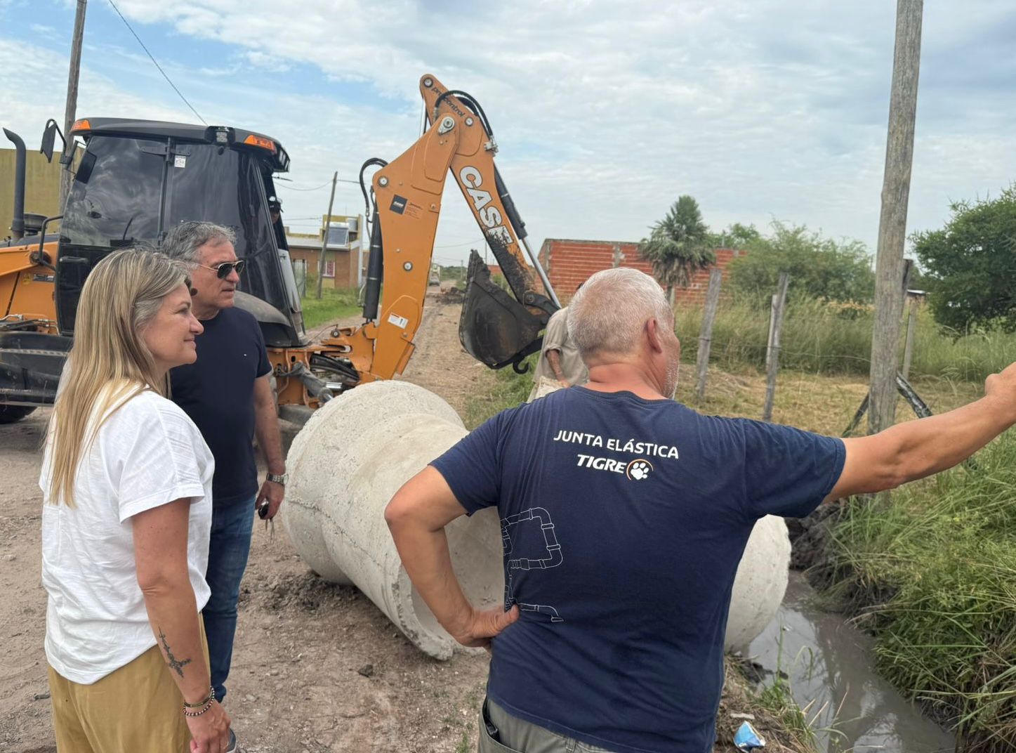 RESISTENCIA: AVANZAN LAS OBRAS DE RIPIO, PERFILADO Y APERTURA DE CALLES EN EL BARRIO MONTECARLO.