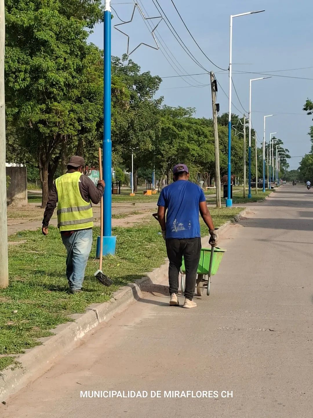 EL MUNICIPIO DE MIRAFLORES CONTIN&Uacute;A CON LOS TRABAJOS DE MANTENIMIENTO DE ESPACIOS PUBLICOS DE LA LOCALIDAD. 