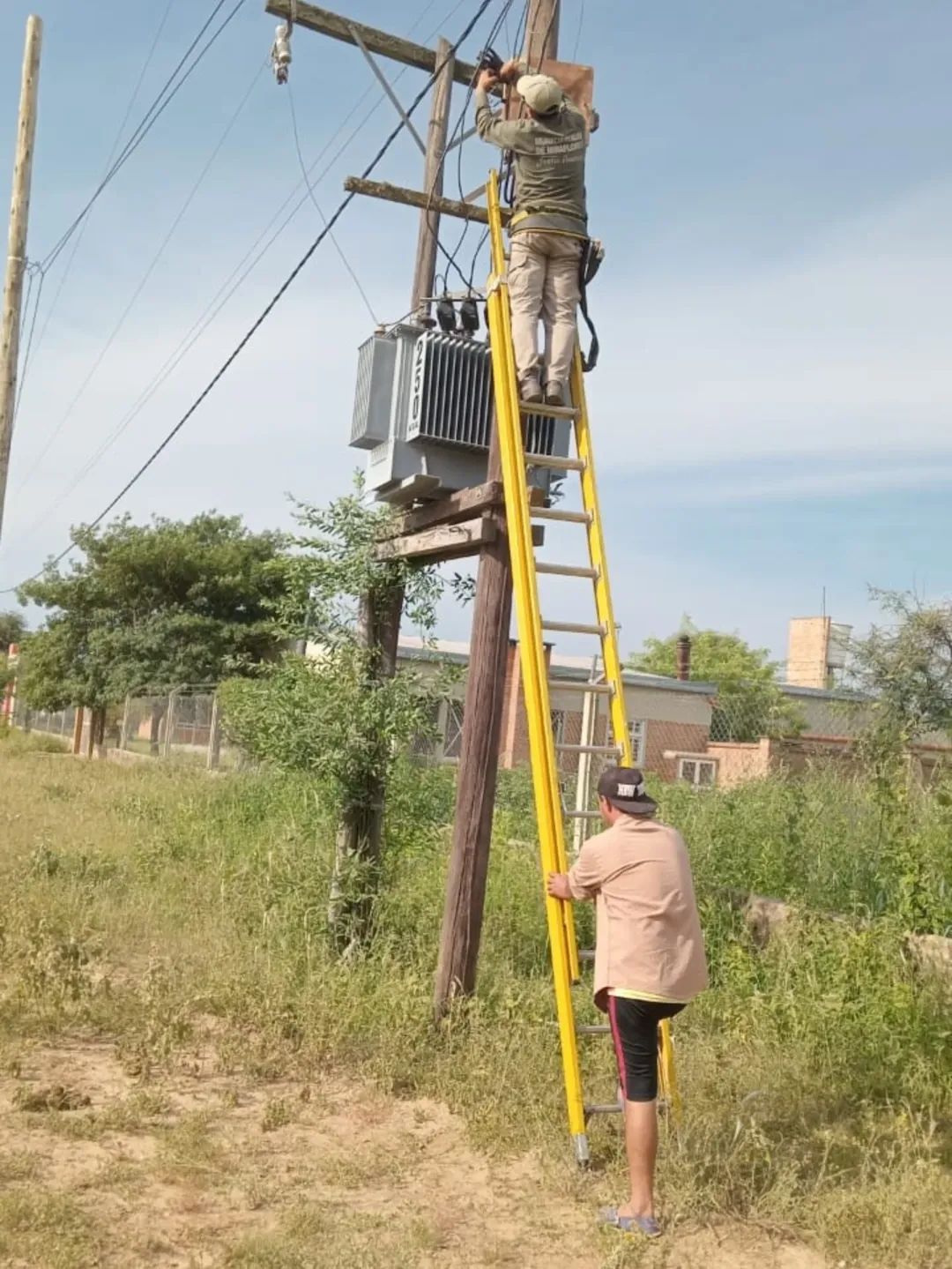 EL MUNICIPIO DE MIRAFLORES REALIZA TRABAJOS DE MANTENIMIENTO EN ALUMBRADO P&Uacute;BLICO. 