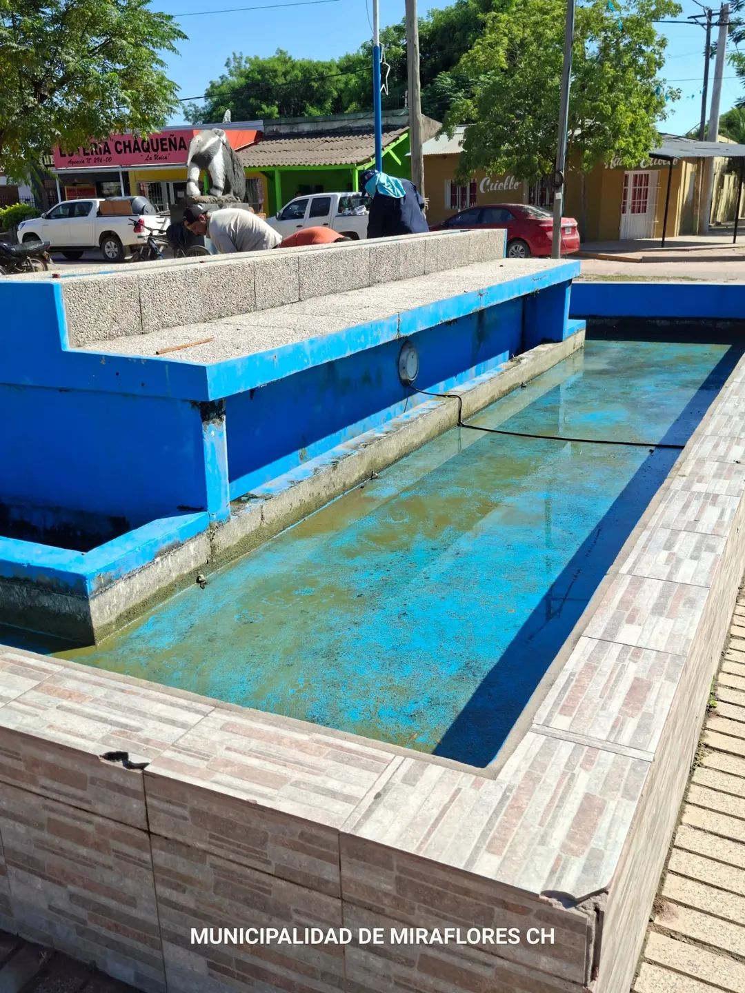 PERSONAL MUNICIPAL DE MIRAFLORES REALIZA TRABAJOS DE MANTENIMIENTO DE LA FUENTE DE AGUA DE LA AVENIDA PRINCIPAL. 