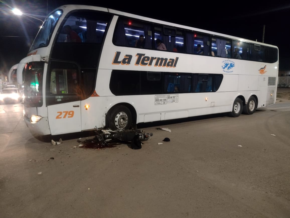 J J CASTELLI: ACCIDENTE ENTRE UN COLECTIVO Y UNA MOTOCICLETA.