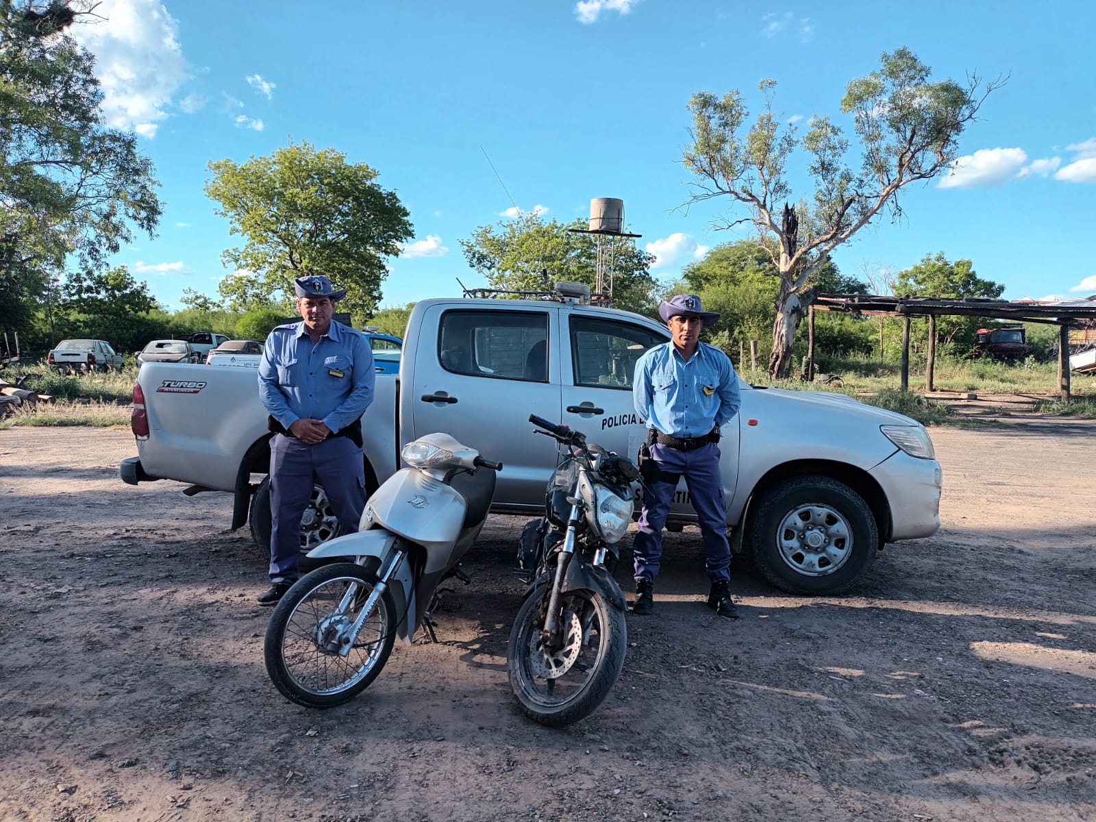 RURALES SECUESTRAN DOS MOTOCICLETAS ABANDONADAS. SE PROCURA ESTABLECER A SUS PROPIETARIOS. 
