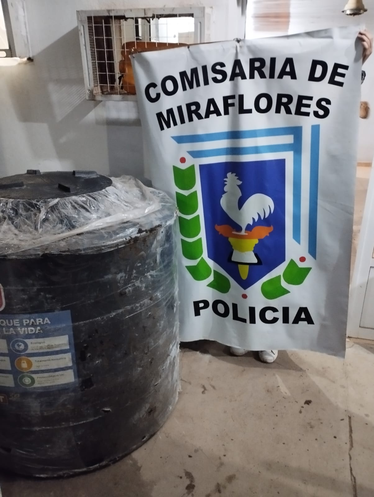 MIRAFLORES: ESTABAN ROBANDO UN TANQUE DE AGUA, FUERON SORPRENDIDOS POR LA POLICIA Y SE DIERON A LA FUGA. 