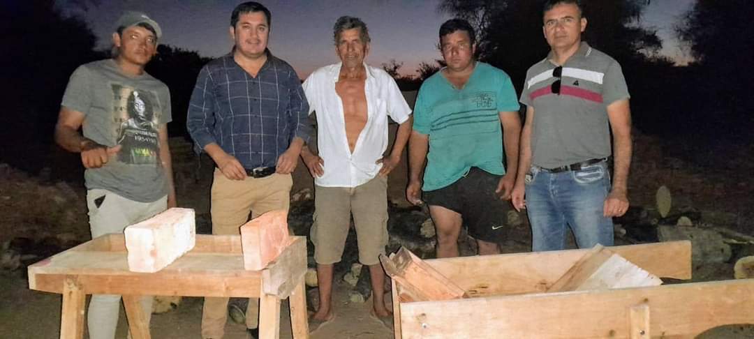 EL MUNICIPIO DE MIRAFLORES HIZO ENTREGA DE UN EQUIPO DE LADRILLERÍA A VECINO DE PAMPA MACHETE. 