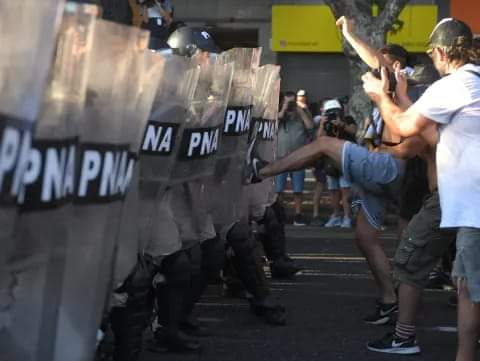 LEY ÓMNIBUS: BALAS DE GOMA, CAMIÓN HIDRANTE Y MANIFESTACIONES CON PALOS: LOS DISTURBIOS AFUERA DEL CONGRESO.