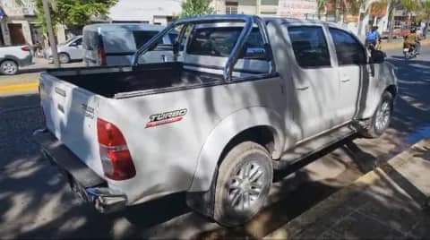 PIQUETEROS CONTINÚAN ENTREGANDO VEHÍCULOS DONADOS POR LA GESTIÓN ANTERIOR: APARECIERON UNA HILUX 4x4 Y UNA BOXER.