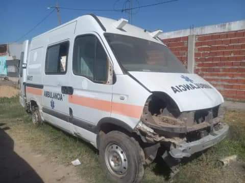 MAS SECUESTROS DE VEHÍCULOS OFICIALES: ENCONTRARON ABANDONADAS UNA AMBULANCIA Y UNA CAMIONETA.