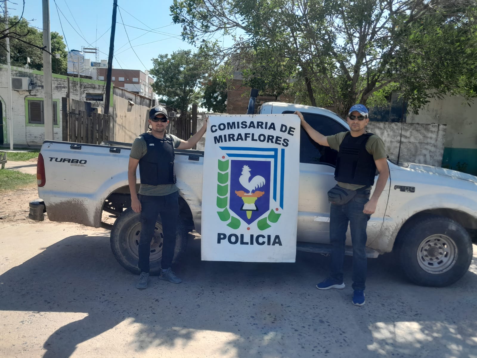 MIRAFLORES: RECUPERAN CAMIONETA MARCA FORD 100 QUE TENIAN REFERENTES SOCIALES EN SU PODER. 