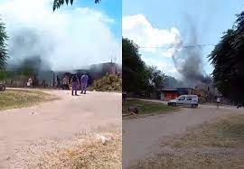 SE INCENDIÓ UN KIOSCO EN TRES ISLETAS: VECINOS Y BOMBEROS TRABAJARON JUNTOS PARA CONTROLAR LAS LLAMAS. 