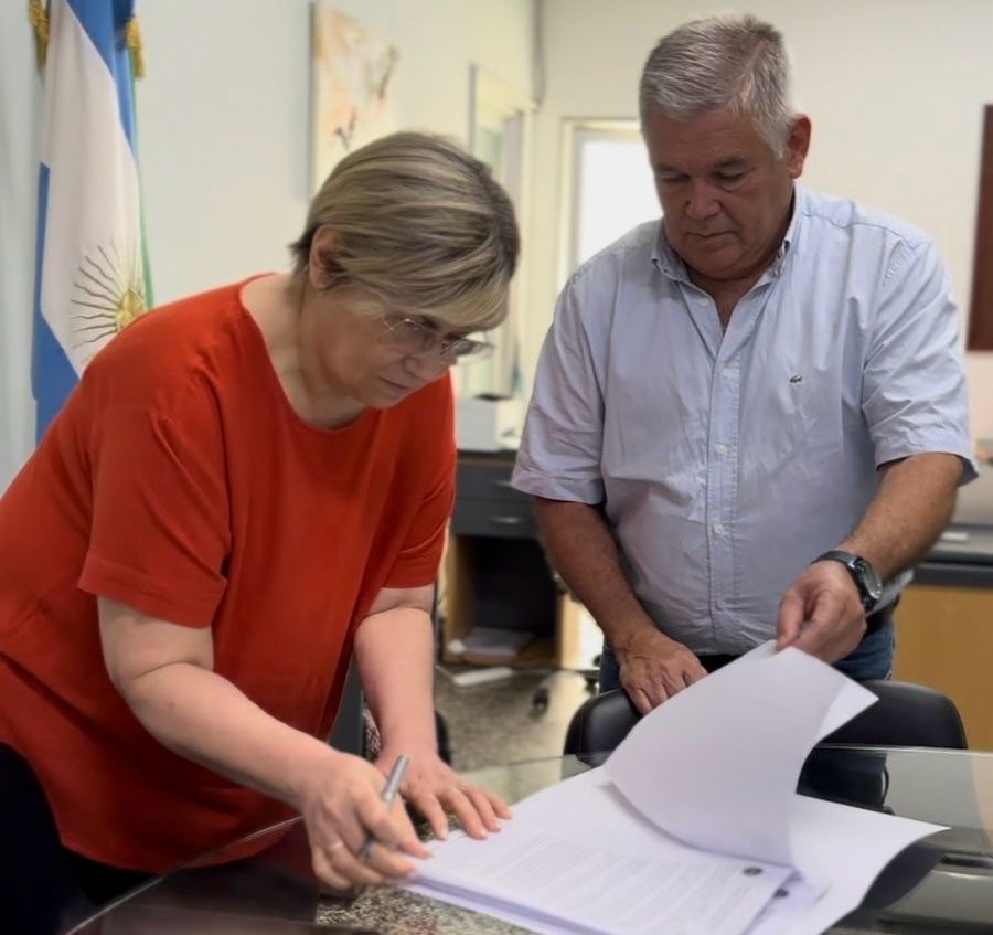 EDUCACIÓN Y SAMEEP FIRMAN CONVENIO DE COLABORACIÓN PARA GARANTIZAR EL SERVICIO DE AGUA Y MANTENIMIENTO EN LAS ESCUELAS CHAQUEÑAS.