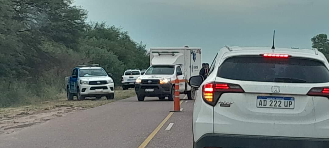 “ACCIDENTE RUTA 9, LA F100 HABRÍA PASADO A ALTA VELOCIDAD EN EL CONTROL POLICIAL, FUERTE OPERATIVO POLICIAL PARA UBICAR A LA CAMIONETA”.