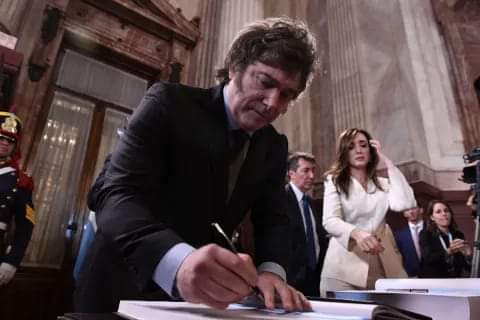 EL PRESIDENTE EVALÚA PEDIR LA RENUNCIA A FUNCIONARIOS QUE RESPONDEN A GOBERNADORES TRAS EL TRASPIÉ DE LA LEY ÓMNIBUS.